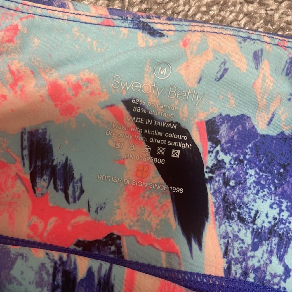 Sweaty Betty Lava print 3/4th leggings - excellent condition - Picture 2 of 2